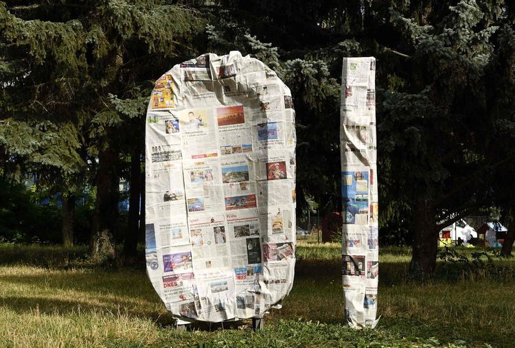 Umění v jedničkách a nulách: Před Ústavem informatiky vyrostla nová socha